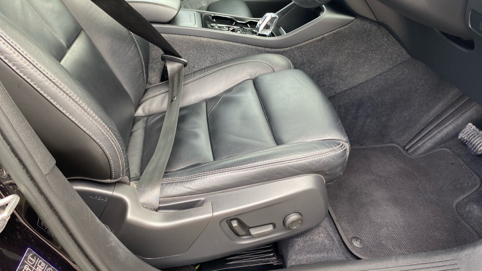 Volvo XC40 2.0 B3P Plus Dark 5dr Auto Petrol Estate - Image 30