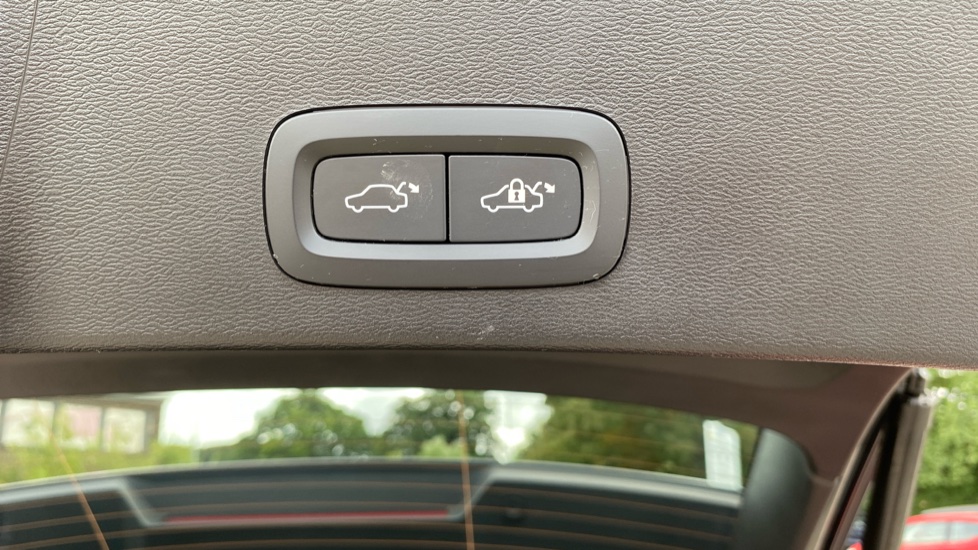 Volvo XC40 2.0 B3P Plus Dark 5dr Auto Petrol Estate - Image 35