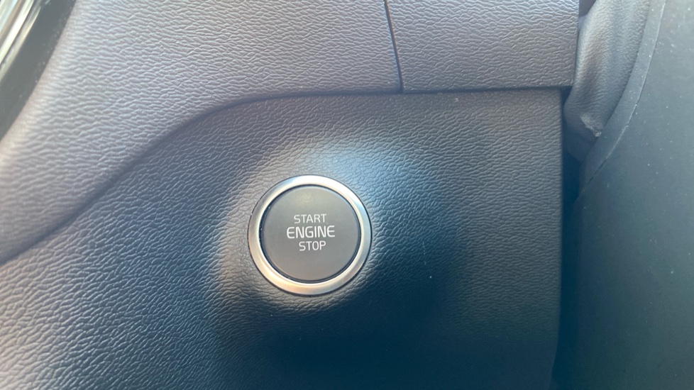 Volvo XC40 2.0 B3P Plus Dark 5dr Auto Petrol Estate - Image 30