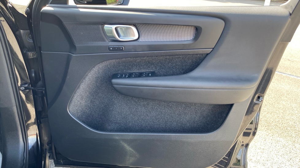 Volvo XC40 2.0 B3P Plus Dark 5dr Auto Petrol Estate - Image 32