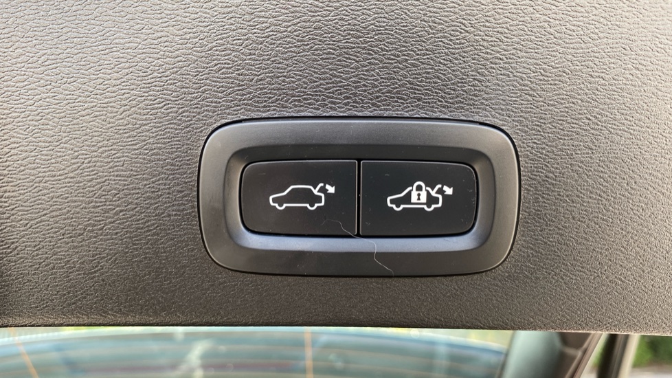 Volvo XC40 2.0 B3P Plus Dark 5dr Auto Petrol Estate - Image 38