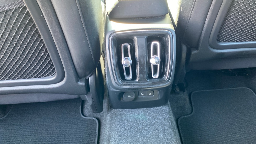 Volvo XC40 2.0 B3P Plus Dark 5dr Auto Petrol Estate - Image 39