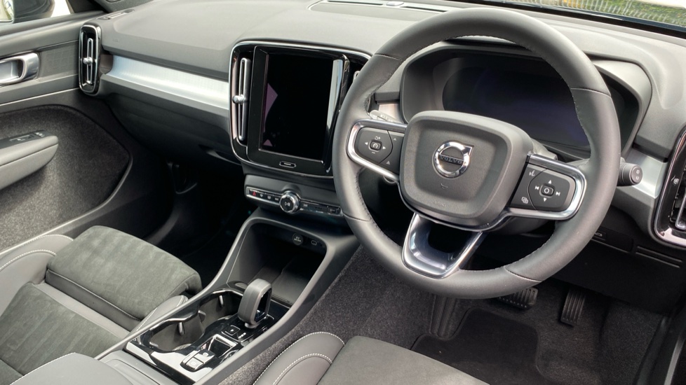 Volvo XC40 2.0 B4P Plus Pro Black Edition 5dr Auto Petrol Estate - Image 4