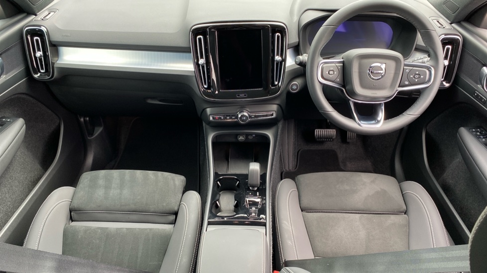 Volvo XC40 2.0 B4P Plus Pro Black Edition 5dr Auto Petrol Estate - Image 5