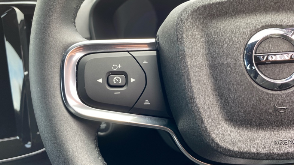 Volvo XC40 2.0 B4P Plus Pro Black Edition 5dr Auto Petrol Estate - Image 23