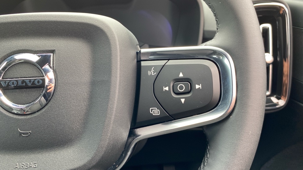 Volvo XC40 2.0 B4P Plus Pro Black Edition 5dr Auto Petrol Estate - Image 24