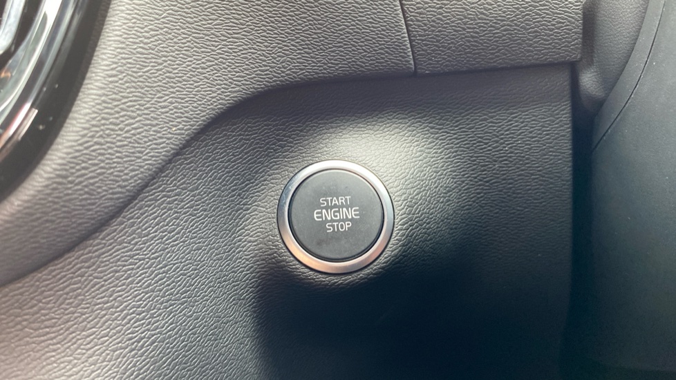 Volvo XC40 2.0 B4P Plus Pro Black Edition 5dr Auto Petrol Estate - Image 29
