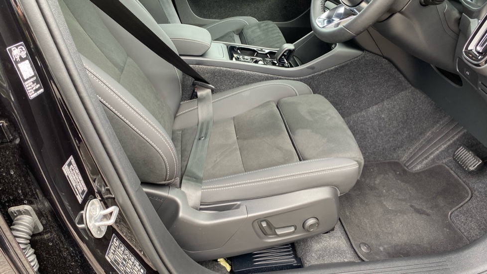 Volvo XC40 2.0 B4P Plus Pro Black Edition 5dr Auto Petrol Estate - Image 32