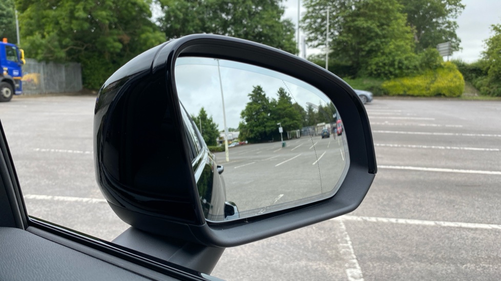Volvo XC40 2.0 B4P Plus Pro Black Edition 5dr Auto Petrol Estate - Image 34