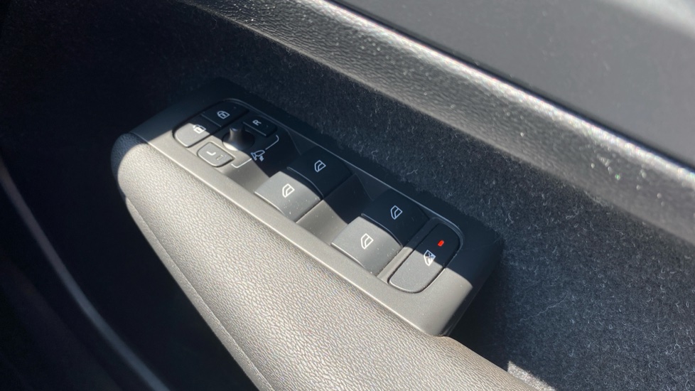 Volvo XC40 2.0 D3 Momentum 5dr Geartronic Diesel Estate - Image 30