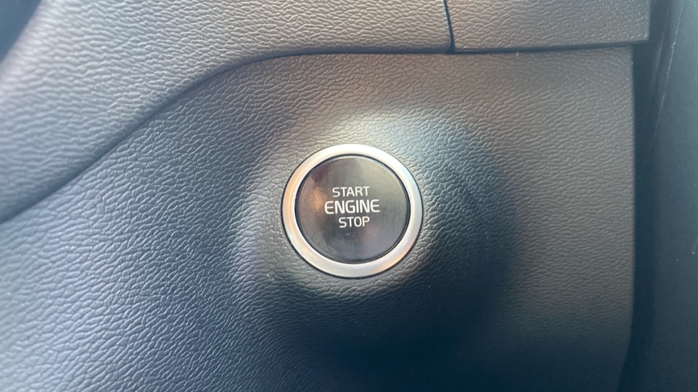 Volvo XC40 2.0 D3 Momentum 5dr Geartronic Diesel Estate - Image 33
