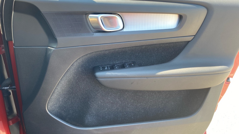 Volvo XC40 2.0 D3 Momentum 5dr Geartronic Diesel Estate - Image 35