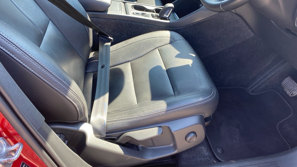 Volvo XC40 2.0 D3 Momentum 5dr Geartronic Diesel Estate - Image 36