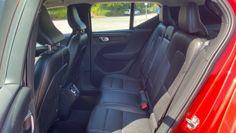 Volvo XC40 2.0 D3 Momentum 5dr Geartronic Diesel Estate - Image 39