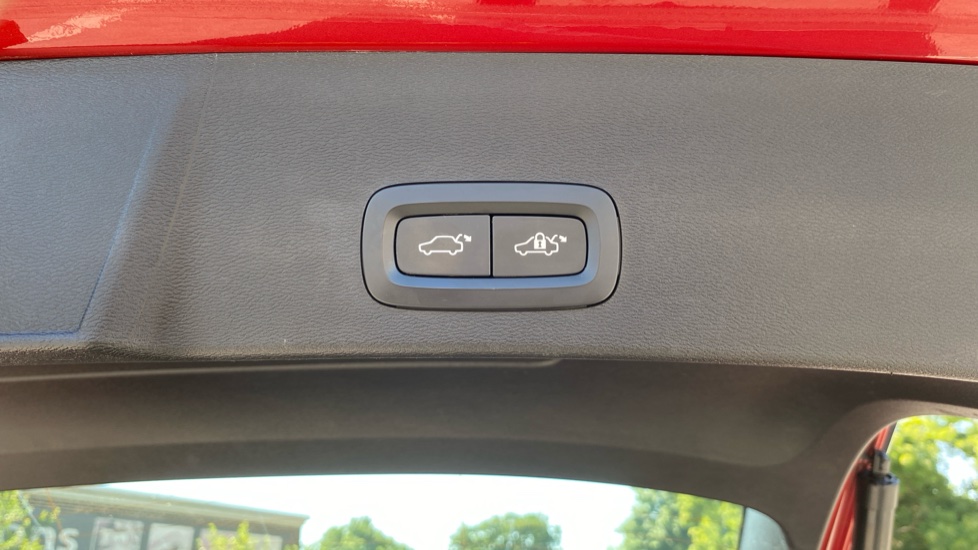 Volvo XC40 2.0 D3 Momentum 5dr Geartronic Diesel Estate - Image 41