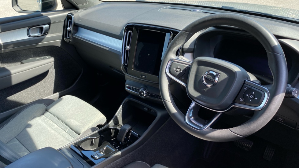 Volvo XC40 2.0 B3P Plus Dark 5dr Auto Petrol Estate - Image 4