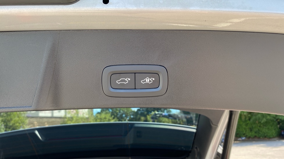Volvo XC40 2.0 B3P Plus Dark 5dr Auto Petrol Estate - Image 35