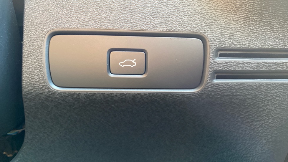Volvo XC40 2.0 B3P Plus Dark 5dr Auto Petrol Estate - Image 38