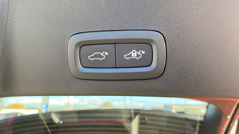 Volvo XC40 2.0 B3P Plus Black Edition 5dr Auto Petrol Estate - Image 35