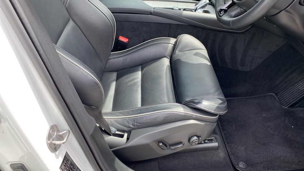 Volvo XC90 2.0 B5D [235] Plus Dark 5dr AWD Geartronic Diesel Estate - Image 33