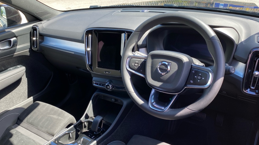 Volvo XC40 2.0 B4P Plus Black Edition 5dr Auto Petrol Estate - Image 4