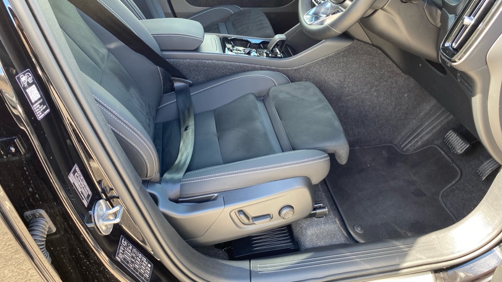 Volvo XC40 2.0 B4P Plus Black Edition 5dr Auto Petrol Estate - Image 31