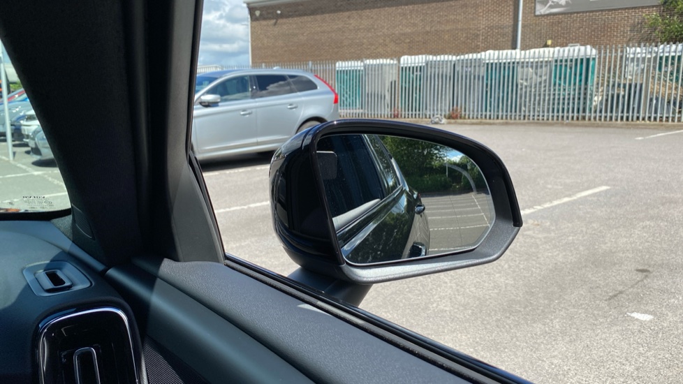 Volvo XC40 2.0 B4P Plus Black Edition 5dr Auto Petrol Estate - Image 33