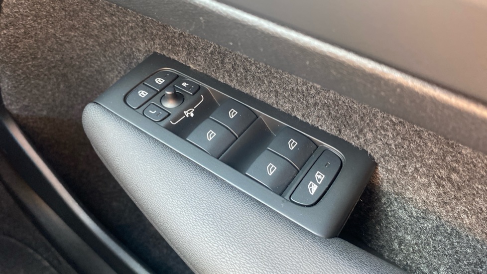 Volvo XC40 2.0 B3P Core 5dr Auto Petrol Estate - Image 26