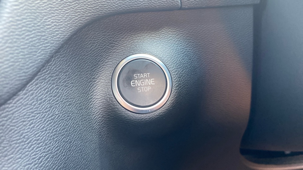 Volvo XC40 2.0 B3P Core 5dr Auto Petrol Estate - Image 29