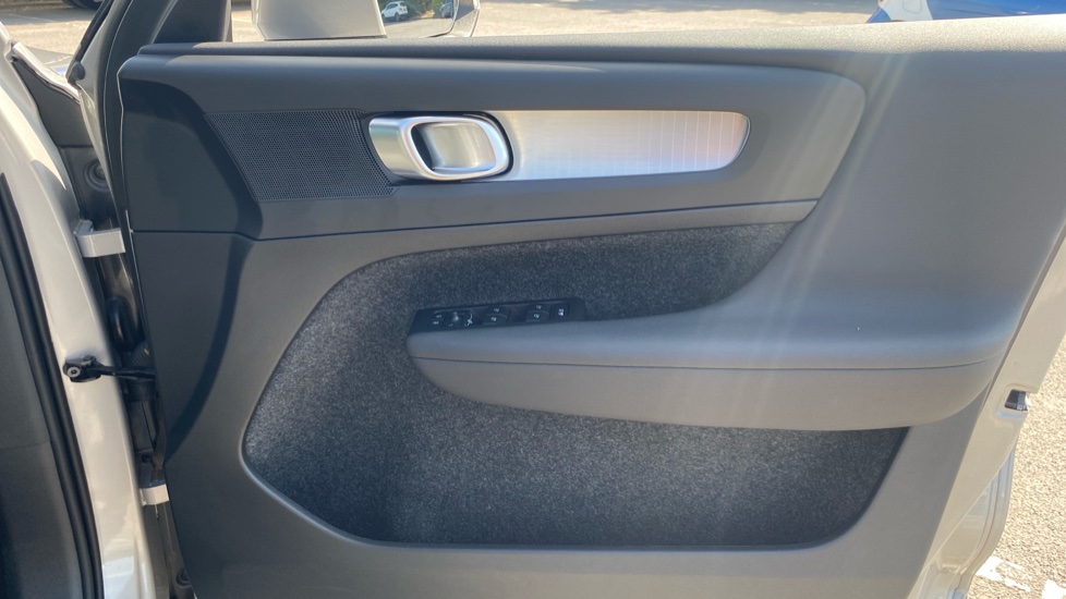 Volvo XC40 2.0 B3P Core 5dr Auto Petrol Estate - Image 31