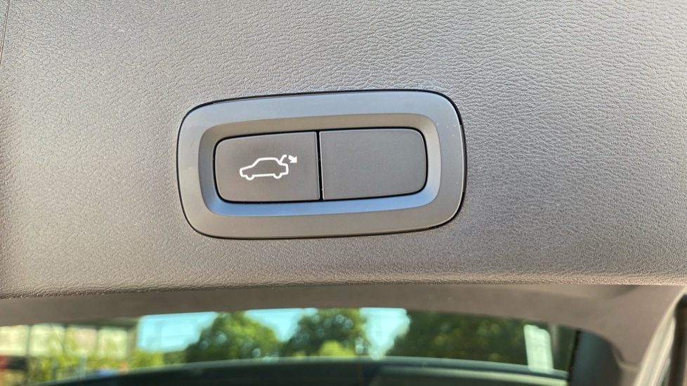 Volvo XC40 2.0 B3P Core 5dr Auto Petrol Estate - Image 35