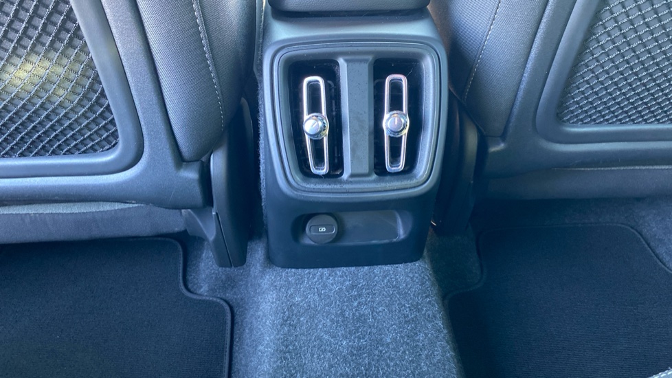 Volvo XC40 2.0 B3P Core 5dr Auto Petrol Estate - Image 36