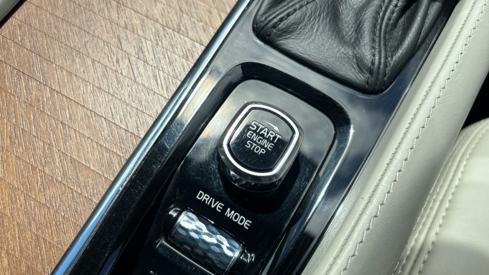 Volvo XC90 2.0 D5 PowerPulse Inscription Pro 5dr AWD G tronic Diesel Estate - Image 27