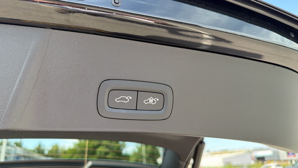 Volvo XC40 2.0 B4P Plus Black Edition 5dr Auto Petrol Estate - Image 27