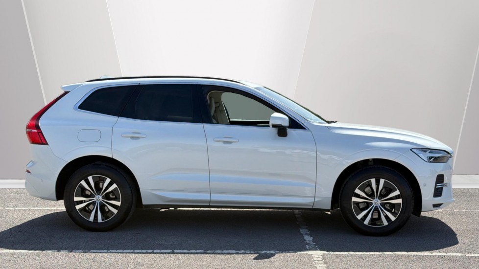 Volvo XC60 2.0 B5P Momentum 5dr Geartronic Petrol Estate - Image 3