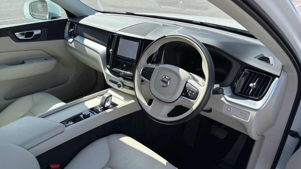 Volvo XC60 2.0 B5P Momentum 5dr Geartronic Petrol Estate - Image 4