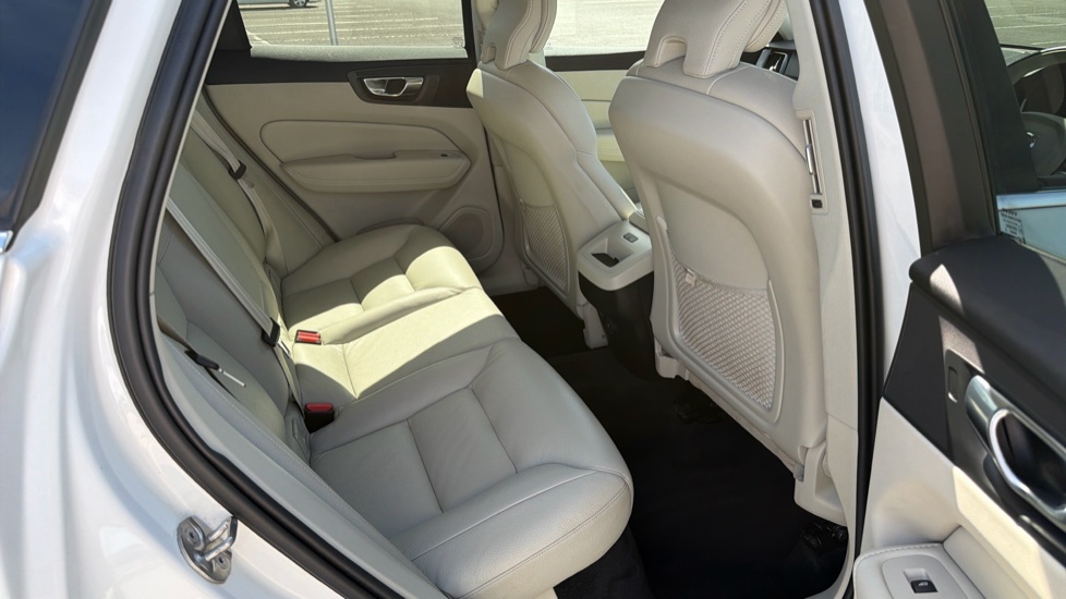 Volvo XC60 2.0 B5P Momentum 5dr Geartronic Petrol Estate - Image 6