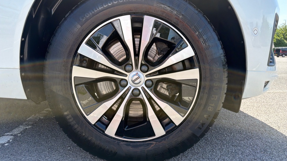 Volvo XC60 2.0 B5P Momentum 5dr Geartronic Petrol Estate - Image 9