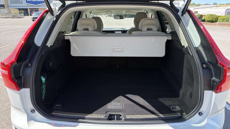 Volvo XC60 2.0 B5P Momentum 5dr Geartronic Petrol Estate - Image 13
