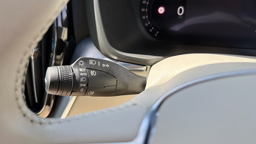 Volvo XC60 2.0 B5P Momentum 5dr Geartronic Petrol Estate - Image 18