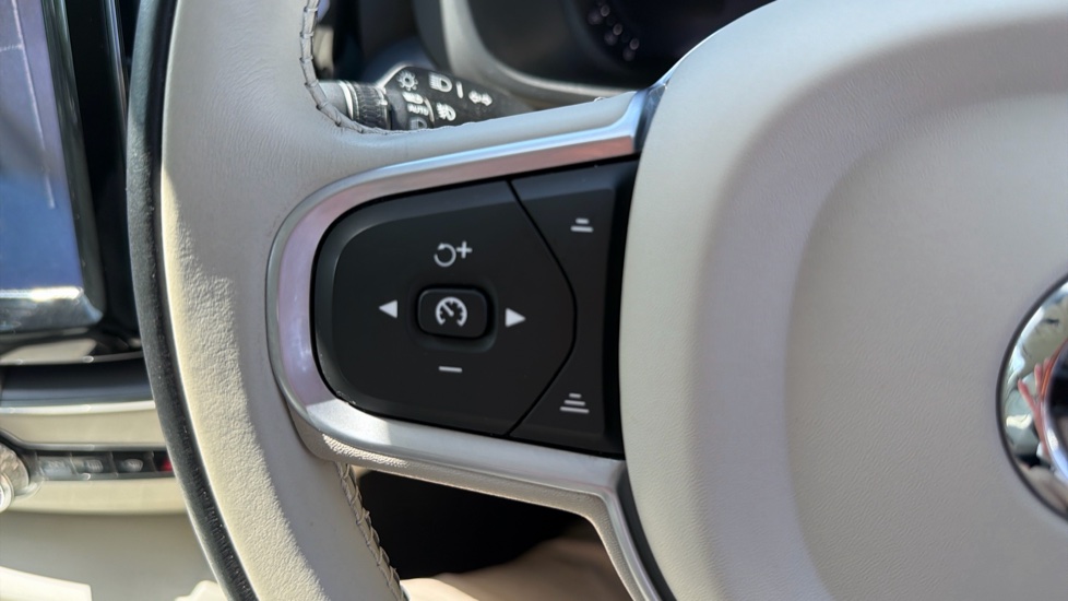Volvo XC60 2.0 B5P Momentum 5dr Geartronic Petrol Estate - Image 19