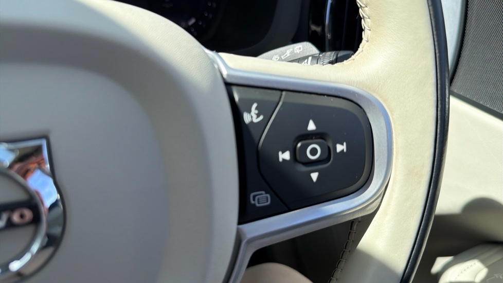 Volvo XC60 2.0 B5P Momentum 5dr Geartronic Petrol Estate - Image 20
