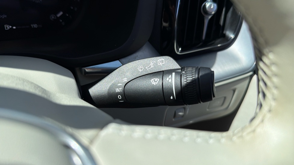 Volvo XC60 2.0 B5P Momentum 5dr Geartronic Petrol Estate - Image 21