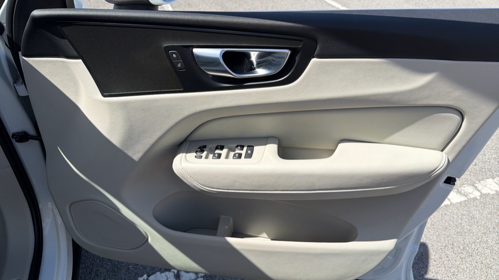 Volvo XC60 2.0 B5P Momentum 5dr Geartronic Petrol Estate - Image 25