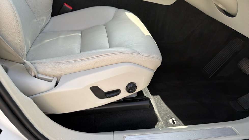 Volvo XC60 2.0 B5P Momentum 5dr Geartronic Petrol Estate - Image 26