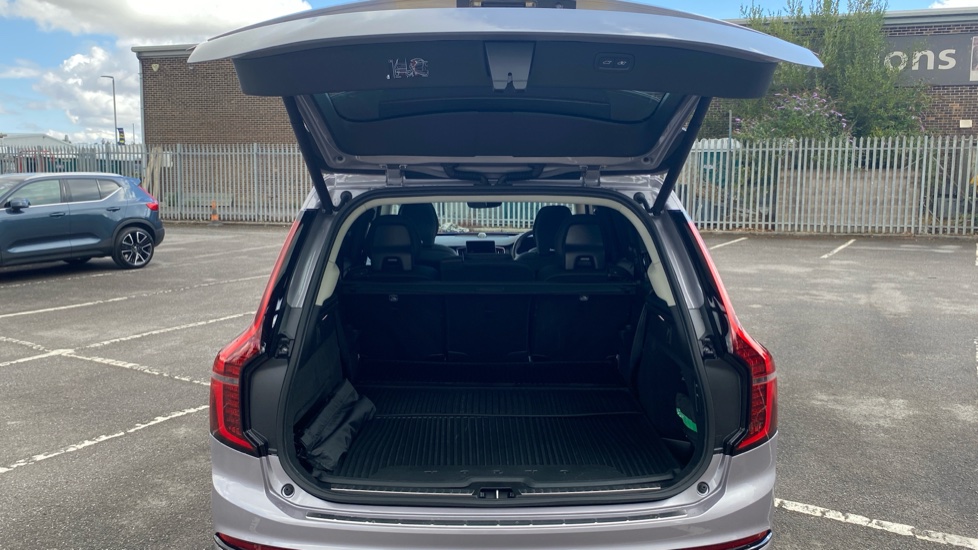 Volvo XC90 2.0 T8 PHEV Ultra Dark 5dr AWD Geartronic Estate - Image 13