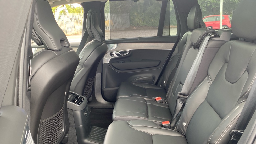 Volvo XC90 2.0 T8 PHEV Ultra Dark 5dr AWD Geartronic Estate - Image 38