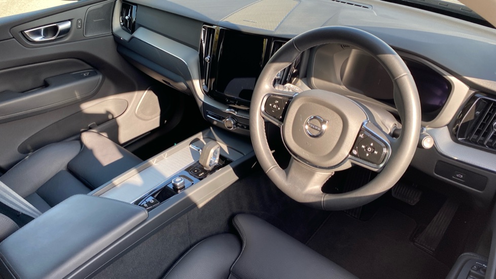 Volvo XC60 2.0 B5P Plus Dark 5dr AWD Geartronic Petrol Estate - Image 4