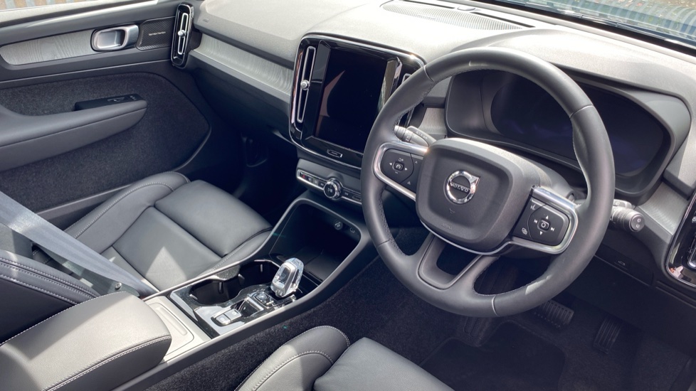 Volvo XC40 2.0 B3P Ultra Dark 5dr Auto Petrol Estate - Image 4