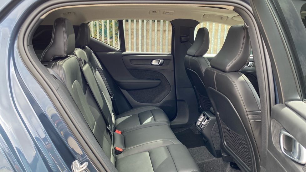 Volvo XC40 2.0 B3P Ultra Dark 5dr Auto Petrol Estate - Image 6
